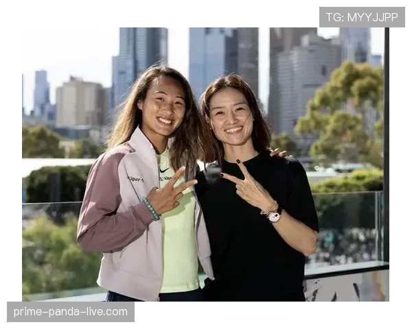 刷到郑钦文机场照——运动裤配奢侈大包，两个世界同框有点刺眼