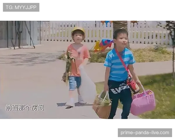 在小区门口碰到袁悦，穿家居服拎菜篮，手腕那块表和菜市场格格不入